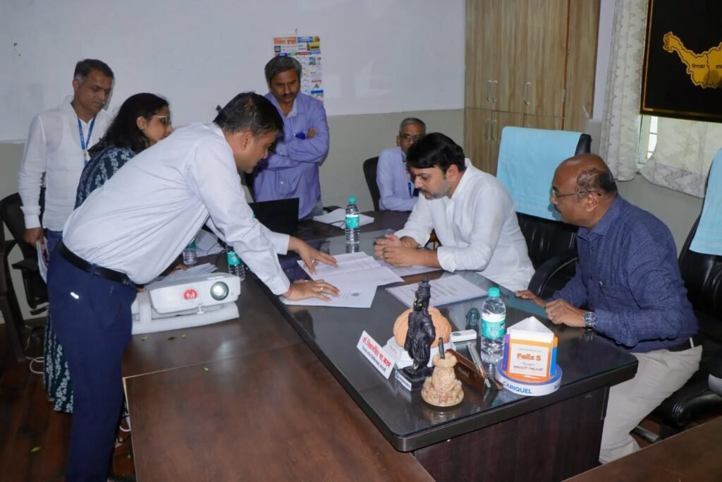 पलूस येथील ग्रामीण रुग्णालयाला भेट देऊन कामाचा आढावा घेतला