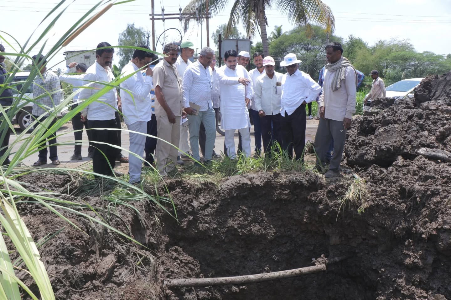 आमणापूर येथे पाणीपुरवठा पाईपलाईनच्या संरक्षक उपाययोजनांसंदर्भात पाहणी व चर्चा